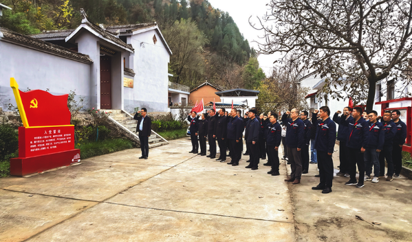 11月1日，中鐵七局西十高鐵項目黨支部開展“追尋革命遺跡 砥礪奮進前行”主題黨日活動，組織黨員干部前往陜西商洛市“麻街地下交通站”紅色教育基地實地踐學(xué)，旨在充分調(diào)動參建員工的積極性、主動性和創(chuàng)造性，凝心聚力決戰(zhàn)四季度。